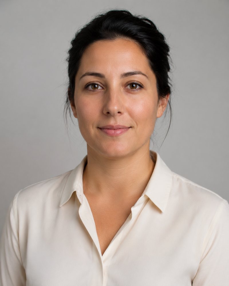 Portret van Nadia Wielinga, hoofd wereldbouw, tegen een neutrale grijze achtergrond